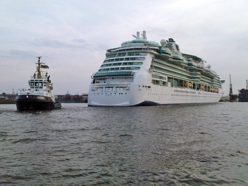 Die  Brilliance of the Seas  kam 27.04.2008 fr Wartungsarbeiten bei Blohm und Voss nach Hamburg ins Dock Elbe 17. Ein Schlepper hilf beim Eindocken.