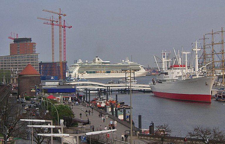 Die  Brilliance of the Seas  kam am 27.04.2004 fr Wartungsarbeiten bei Blohm und Voss nach Hamburg. Am Kreuzfahrtterminal gab es ein Wendemanver.Im Vordergrund liegt das Museumsschiff  Cap San Diego . Bei den hohen Baukrnen wird die  Elbphilharmonie  gebaut.