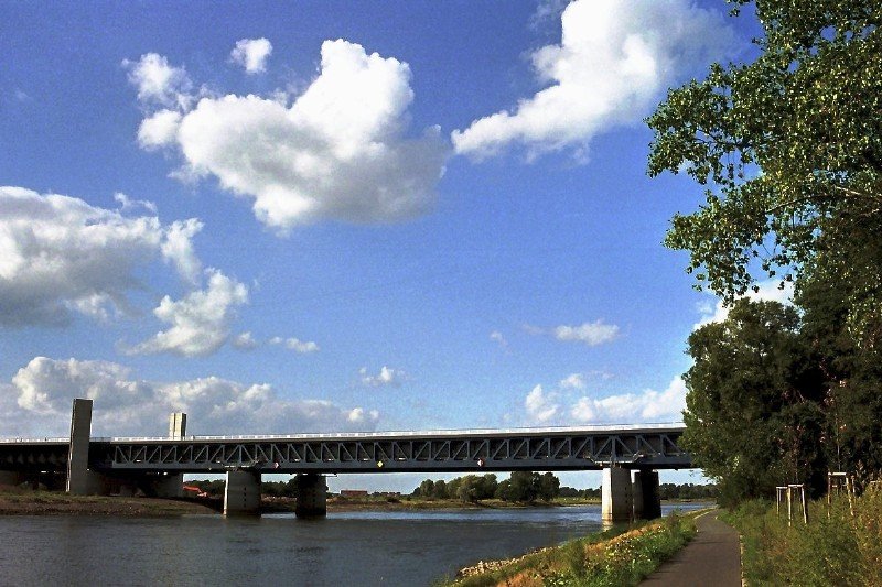 Die Brcke des Mittellandkanals ber die Elbe bei Magdeburg (September 2004)