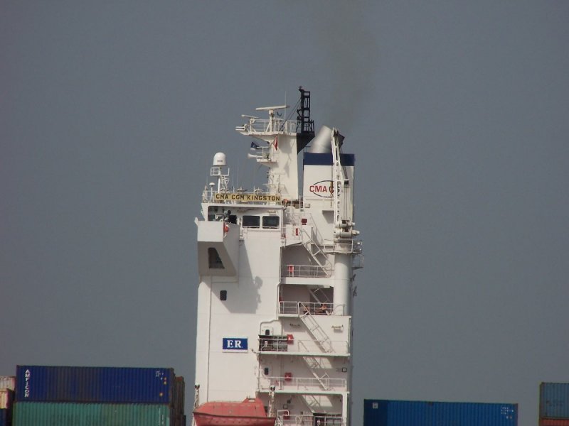 Die Brckenaufbauten der  CMA CGM KINGSTON . Fahrt auf der Elbe am 19.05.2008