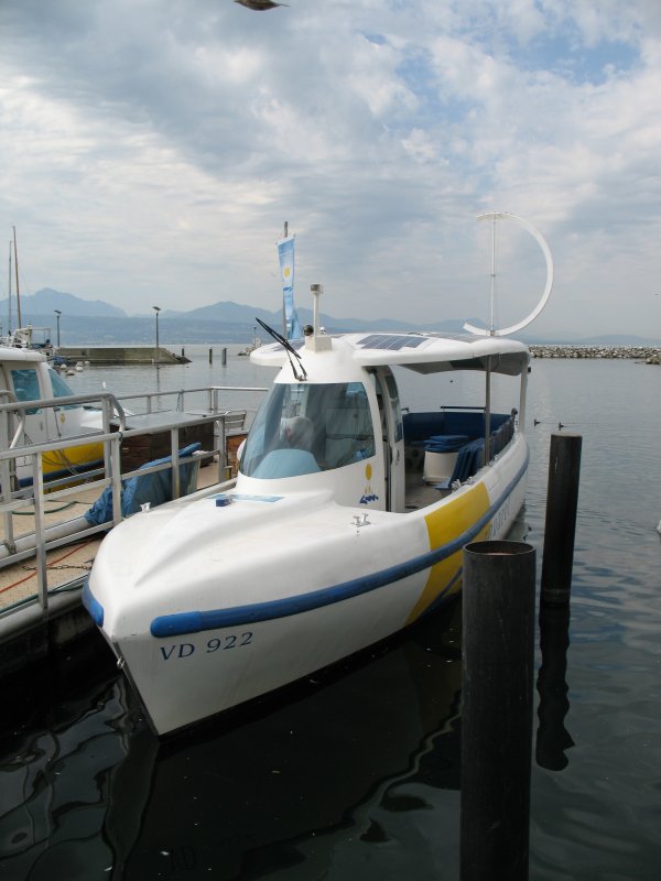 Die Bugansicht des Solarschiffes. 24 Personen knnen auf einmal die Fahrt geniessen.Wie man sieht ist fr Sauberkeit gesorgt.