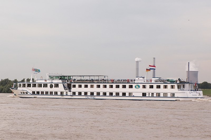 Die  Calypso , ein unter niederlndischer Flagge fahrendes Kreuzfahrtschiff, auf dem Weg in Richtung Wesel. Das 1980 gebaute Schiff fasst 90 Passagiere und 18 Crewmitglieder. Das Foto stammt vom 14.08.2007