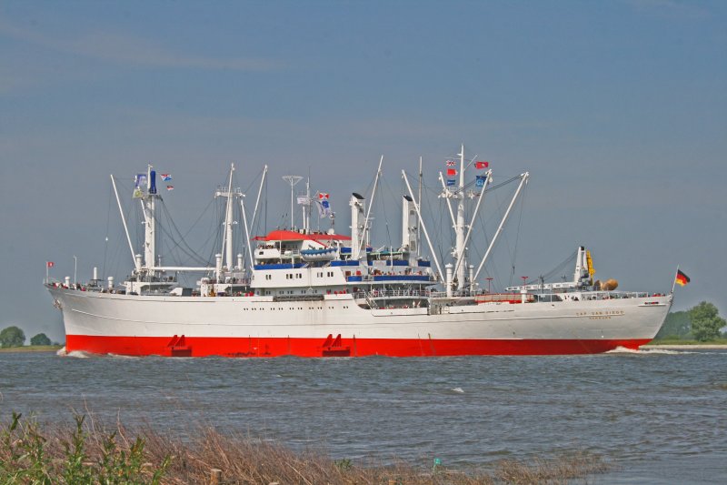 Die Cap San Diego auf dem Rckweg vom Kirchentag in Bremen nach Hamburg, am 24.05.09