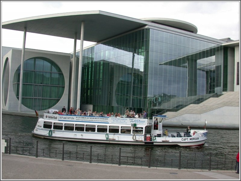 Die Capitain Morgan macht eine Rundfahrt auf der Spree zwischen Reichstagufer und Schiffbauerdamm. (11.08.2005)