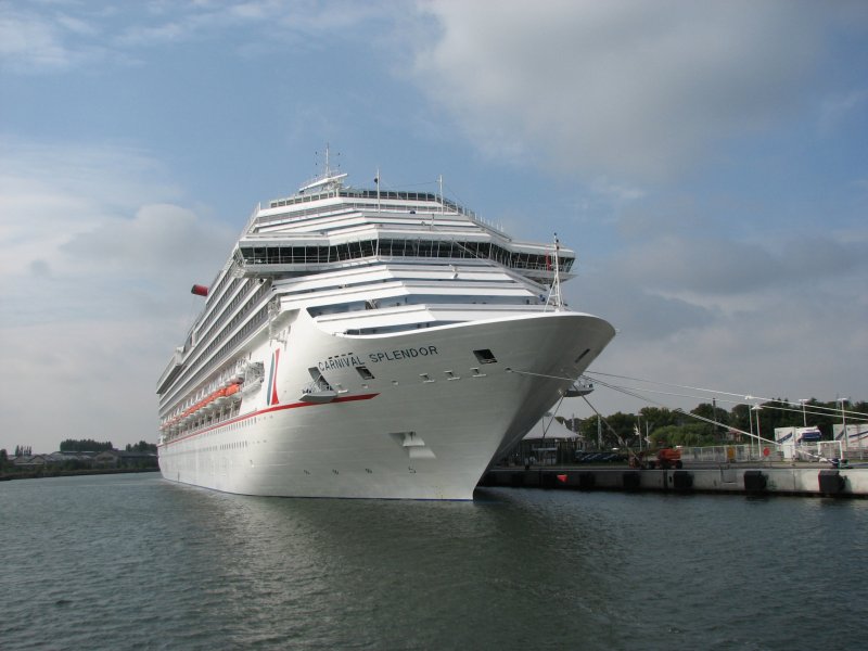 Die Carneval Splendor im Hafen von Warnemnde im August 2008