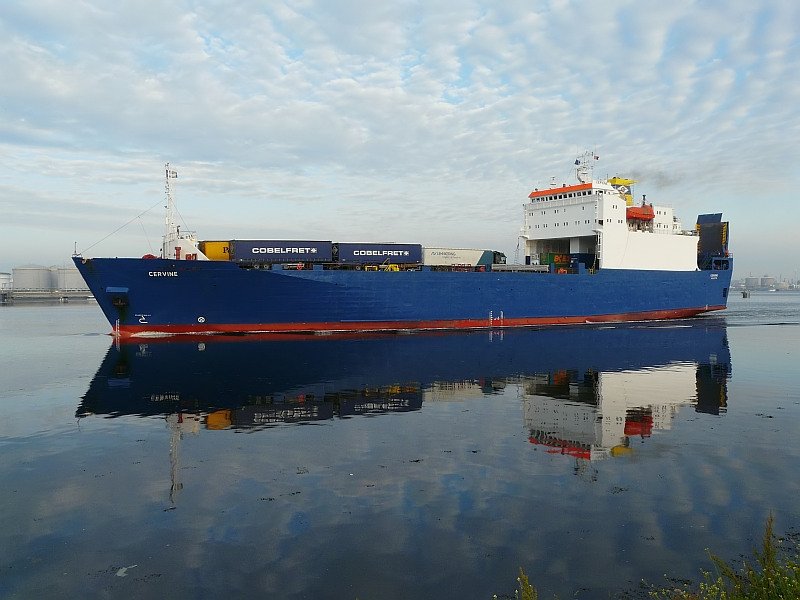 Die  Cervine  luft in den Hafen ein. Das Bild stammt vom 13.06.2009