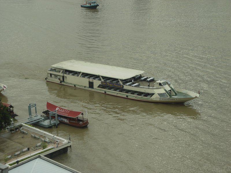 Die Chao Phraya Princess III hat gerade abgelegt um an eine andere Anlegestelle zu fahren, wo sie Passagiere fr ein Flussrundfahrt mit Abendessen aufzunehmen. Gesehen am 07.07.2009 auf dem Chao Phraya Fluss in Bangkok. Davor an der Anlegestelle ein Shuttleboot, wie sie fast alle grsseren Hotels am Fluss haben