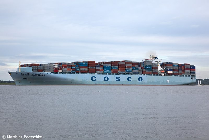 Die Cosco Guangzou auf der Elbe bei Schulau am 30.09.09.
