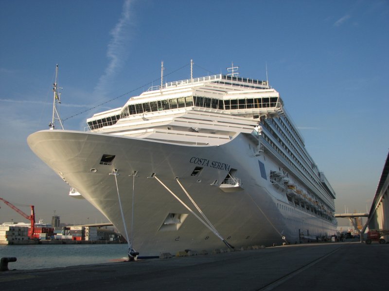 Die Costa Serena im Januar 2008 im Hafen von Barcelona auf einer Reise zu den Kanaren