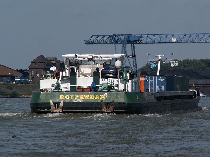 Die  Cymru   befhrt hier auf Hhe Walsum den Rhein. Das Schiff fhrt auch schon den Namen John F. Kennedy. Cymru ist der glische Ausdruck fr Wales...welche Verbindung der niederl. Eigner zu Wales hat ist mir allerdings nicht bekannt ;) Das Foto stammt vom 21.07.2007