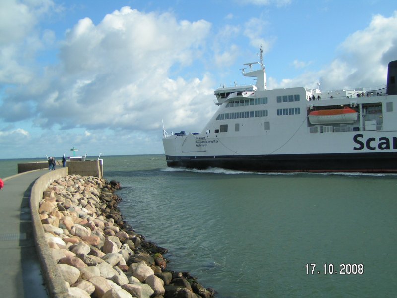 Die dänische Scandlines-Fähre Prinsesse Benedikt am 17.10.2008 auslaufend vor der Mole von Puttgarden.