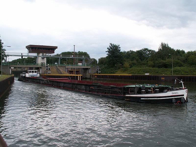 Die  Daniel  verlsst die Schleuse in Oberhausen Lirich. Das Foto stammt vom 08.08.2007