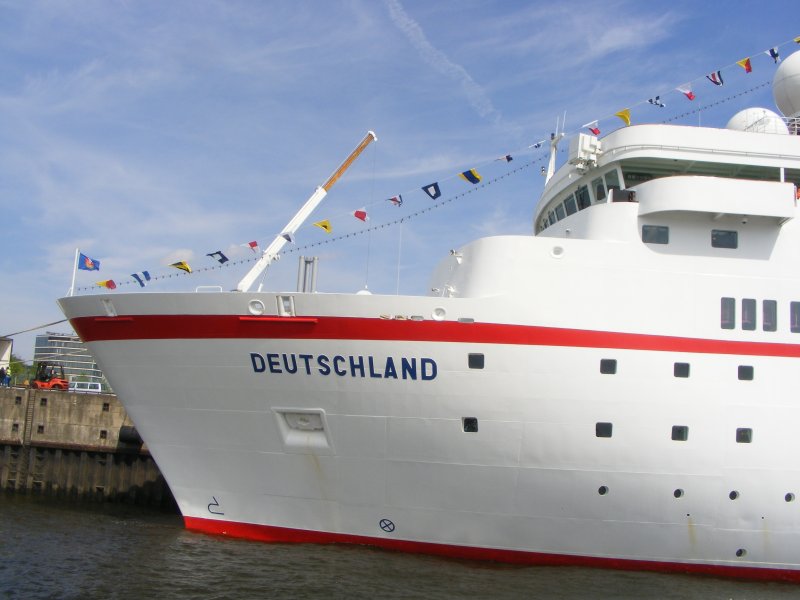 die Deutschland, das  Traumschiff  aus dem ZDF im Hamburger Hafen.
Sommer 2008 