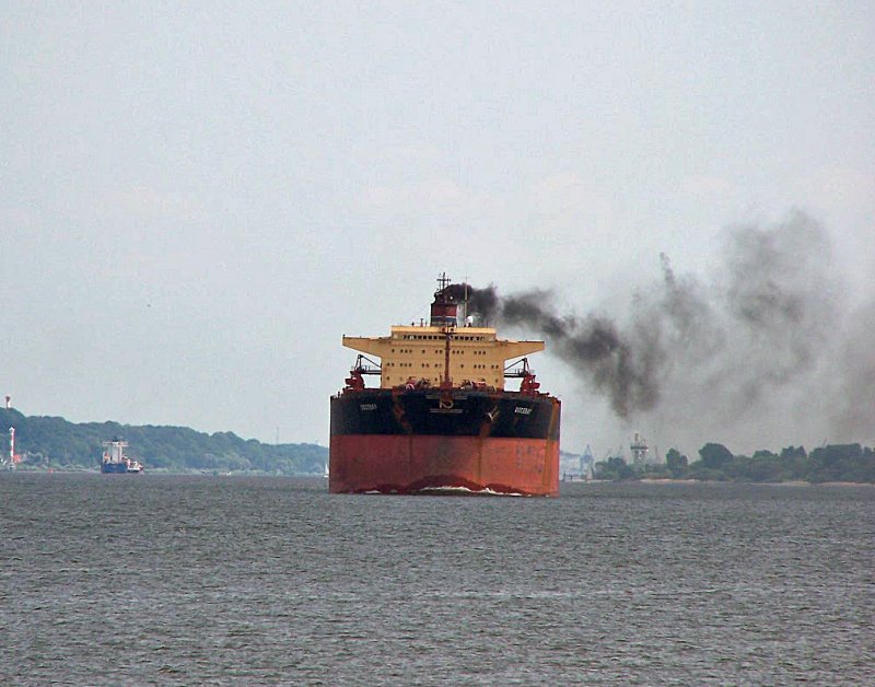 Die  DOCEBAY  auf der Elbe Richtung Nordsee. Lnge 277m.
Was verbrennen die denn da? Alte Autoreifen :-) ? 