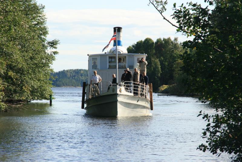 Die D/S  Turisten  kommt aus dem Ara und nhert sich der Strmsfoss sluser; 12.09.2009