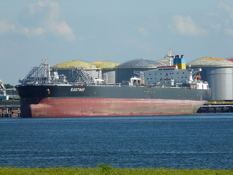 Die  Eastway , ein 276 Meter langer Tanker, liegt in Rotterdam und wartet auf Ladung. Das Foto stammt vom 14.07.2008