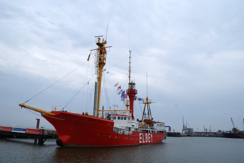 Die  Elbe 1  liegt im Cuxhaven und ist ein altes Feuerschiff.Ist aber nicht mehr in Betrieb,sondern dient heute als Museum.