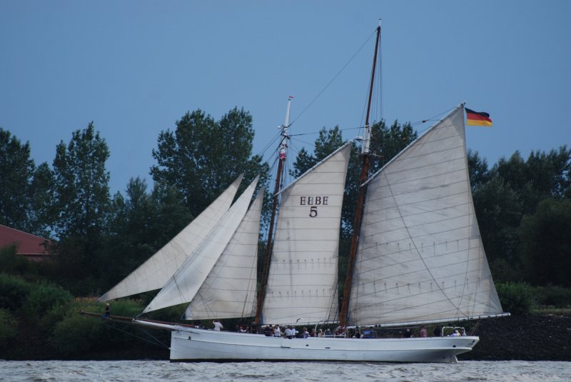 Die Elbe 5 unter Segeln am 08.08.09 vor Hamburg Teufelsbrck.