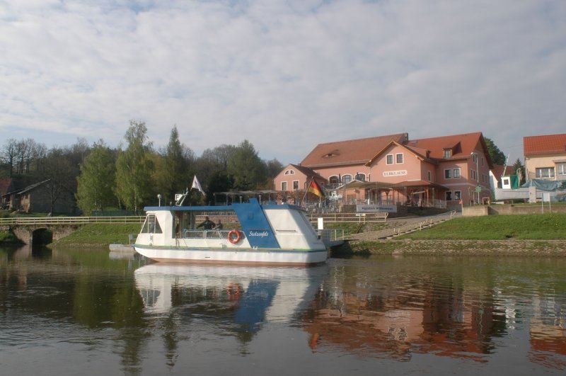 Die Elbfhre Stolzenfels in Niederlommatzsch. Sie verbindet den kleinen Ort Niederlommatzsch mit den Weindrfern Diesbar- Seusslitz. Im Sommer eine viel genutzte berfahrt fr Touristen und Radwanderer am Ekm 95.