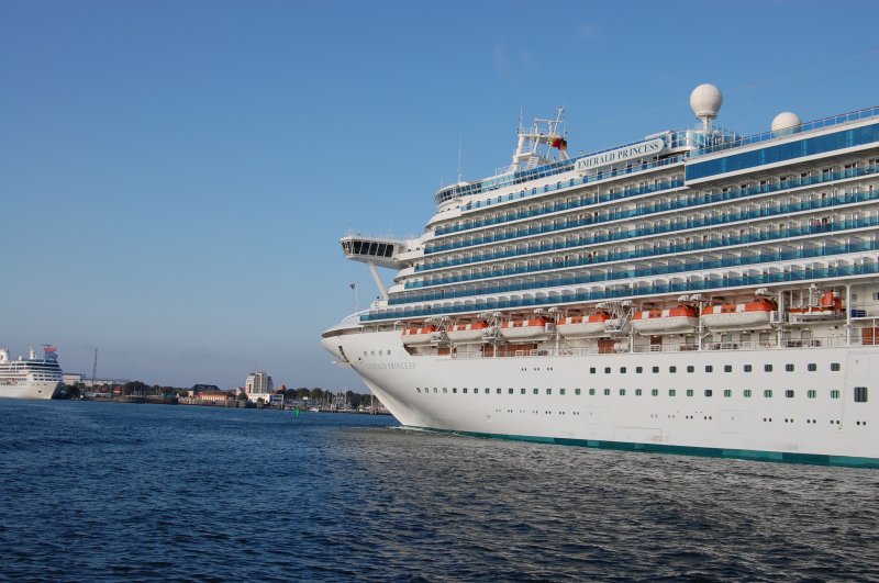 Die Emerald Princess in der Hafeneinfahrt. Es ist eine faszinierende Szenerie.