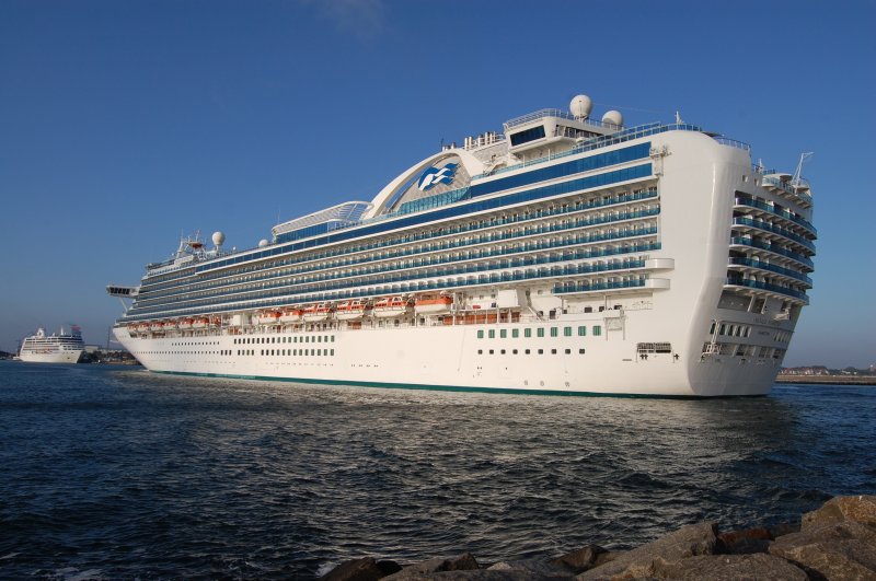 Die Emerald Princess steuert auf die Azamara Journey zu, um hinter der Eurdam am Kai vor Anker zu gehen.