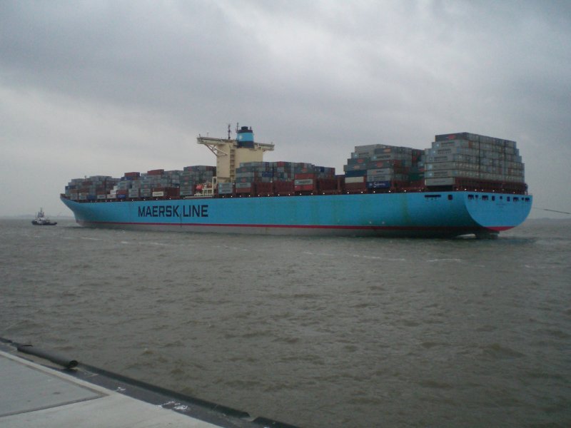 Die  Estelle Maersk  luft am 09.01.2008 in Bremerhaven ein.
