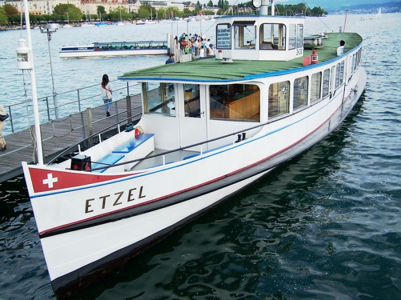 Die  Etzel  ist ein kleines historisches Fahrgastschiff vom Zrichsee. 1934 erbaut bei der Firma Escher-
Wyss & Cie.  Es war die erste Bestellung eines Dieselmotorschiffes, das auf dem Zrichsee verkehrte. Ein neuartiger
Schiffsantrieb, der weltweit erste Escher-Wyss-Verstellpropeller,
sorgte beim neuen Schiff fr die ntige Schubkraft.  So steht es auf der Website des Schiffes: http://www.msetzel.ch/schiff_historie.php         (Foto: am 18.08.2006 in Zrich)