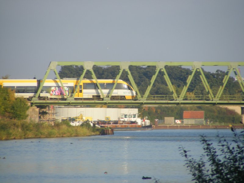 Die Eurobahn ( Rahden - Lemgo ) berquert den Mittellandkanal in Richtung Lemgo/ Bielefeld.