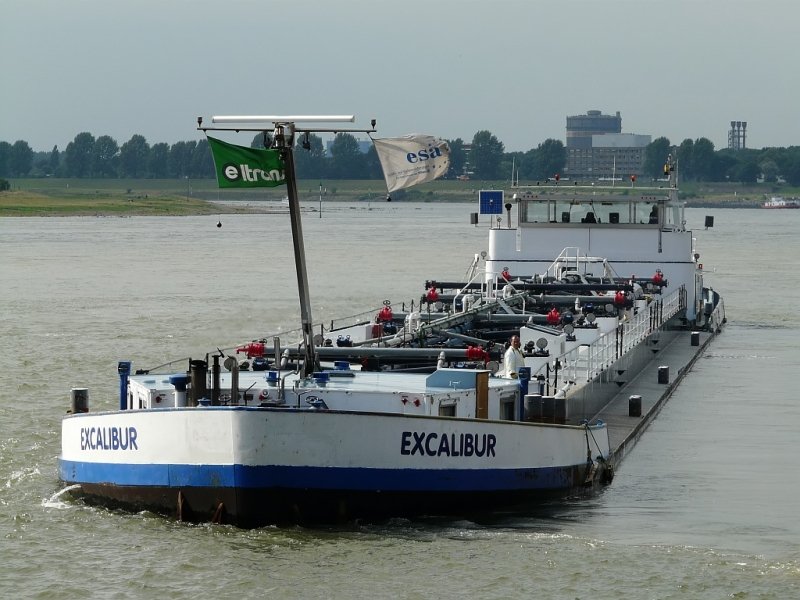 Die  Excalibur  legt in Duisburg-Ruhrort ab. Das Foto stammt vom 18.07.2008