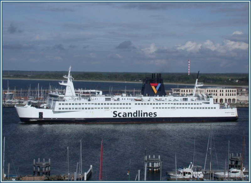 Die Fhre Kronprins Frederik verlsst den berseehafen Rostock und passiert dabei Warnemnde. Die Aufnahme entstand vom alten Leuchtturm beim Teepott am 09.08.2005.