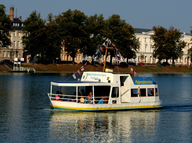 Die Fhre Petermnnchen auf dem Pfaffenteich in Schwerin. Das Schiff wird von der Schweriner Nahverkehr Gmbh betrieben und wurde 1928 gebaut.