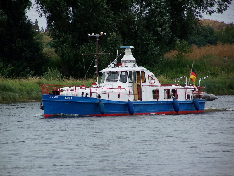 Die  Falke , Reg-Nr. S-C 221 fhrt am 11.08.2005 zu Tal oberhalb der Fhrstelle Coswig-Ktitz (Elbe-Km 73). Vermutlich ein ehemaliges Schiff der Wasser- und Schifffahrtsverwaltung, jetzt scheinbar Privatyacht.