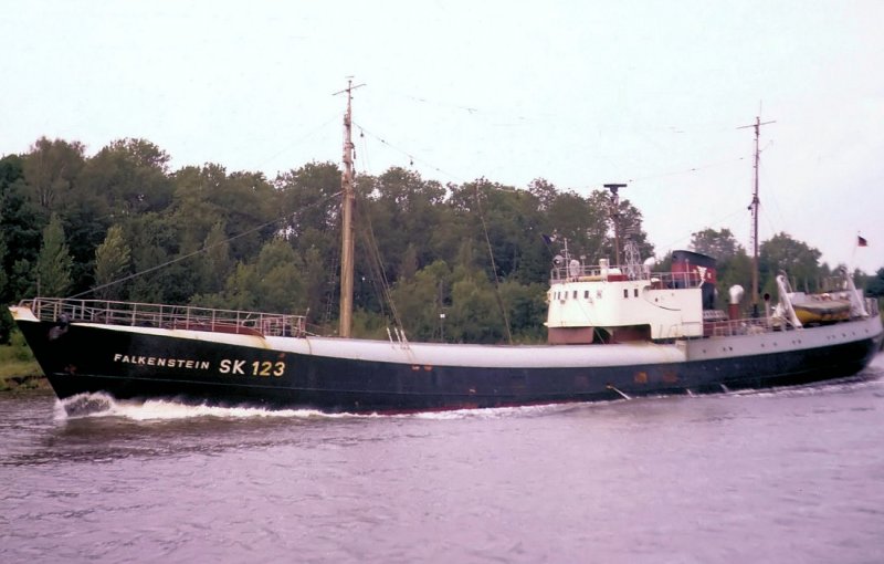 Die  Falkenstein SK 123  auf dem Nord-Ostsee-Kanal, Hhe des Flugplatzes Rendsburg-Schachtholm, August 1967