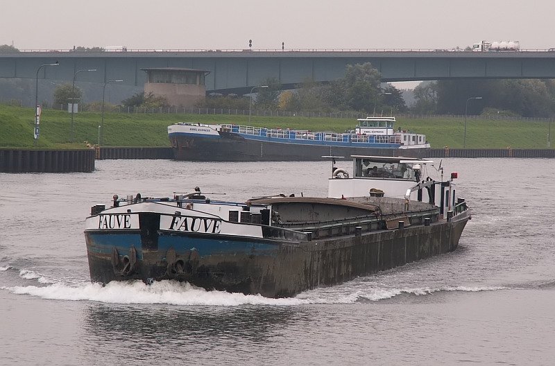 Die  Fauve  luft in den Rhein-Herne Kanal bei Duisburg ein. Das Foto stammt vom 27.09.2007