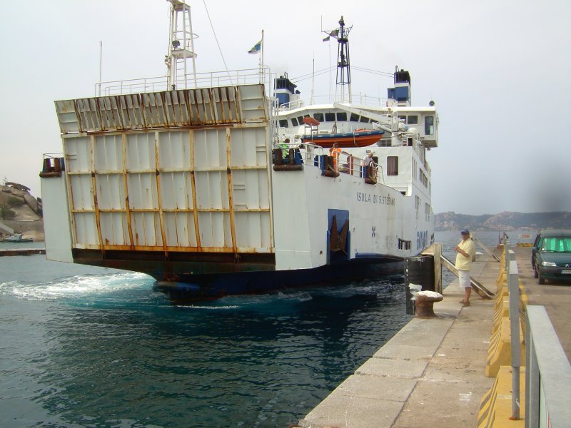 Die Fhre Isola Di S. Stefano luft am 3.7.08 in den Hafen von Palau (Sardinien) ein. Sie kommt von der Insel Isola Maddalena und ist hier im Pendelverkehr eingesetzt.