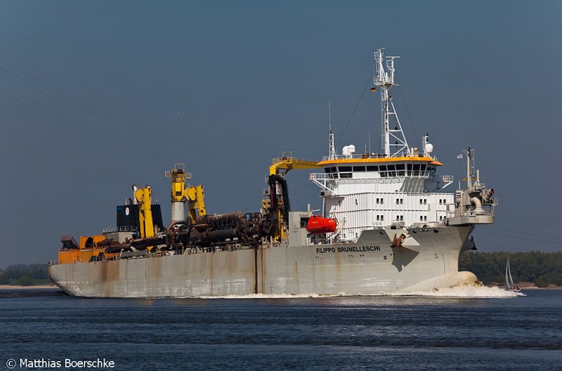 Die Filippo Brunelleschi auf der Elbe bei Lhe Sand am 23.04.09.