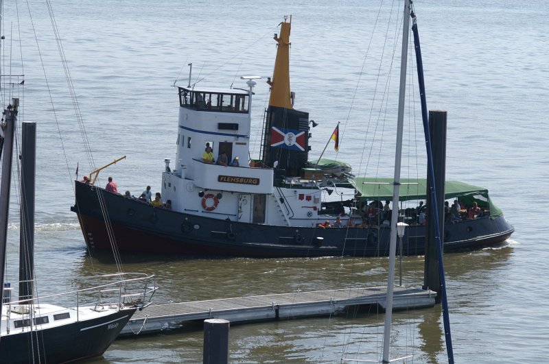 die FLENSBURG bei der Ausfahrt aus dem Amerikahafen in Cuxhaven