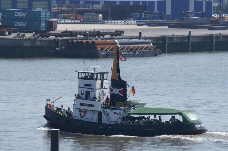 die FLENSBURG bei der Ausfahrt aus dem Amerikahafen in Cuxhaven