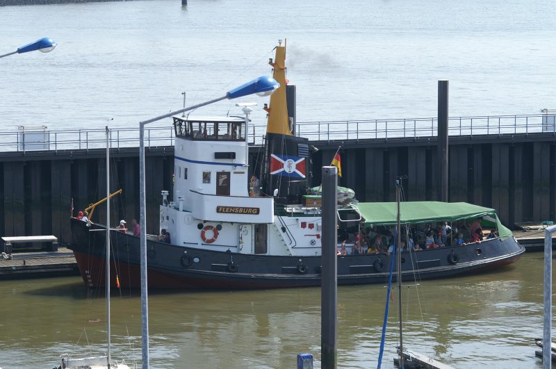 die FLENSBURG beim Ablegen aus dem Amerikahafen in Cuxhaven