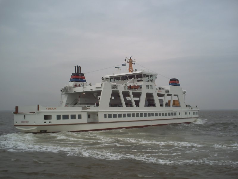 Die Frisia IV dreht am 15.7.08 aus dem Norderneyer Hafen