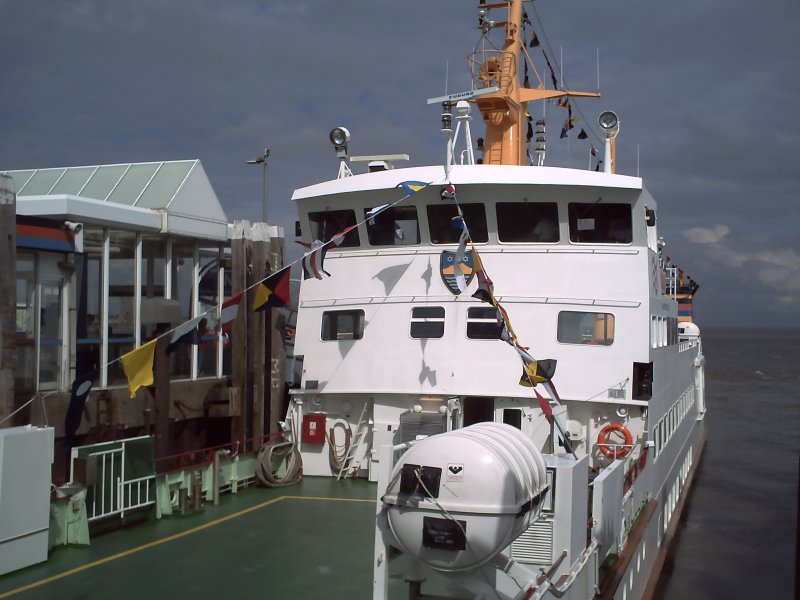 Die Frisia IX liegt im Norderney Terminal und wartet auf die Tagesgste. 