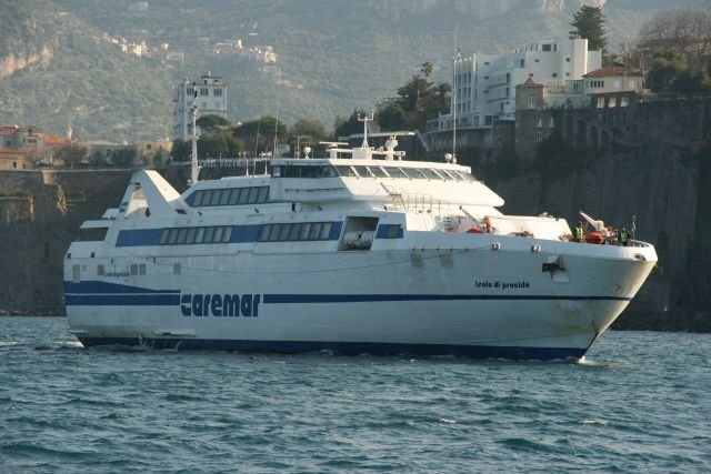 Die F/S  Isola di Prcida  luft aus Capri kommend in Sorrento ein; 10.02.2008