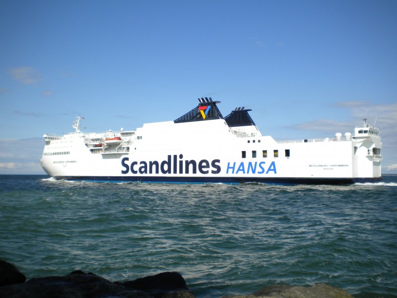 Die  FS Mecklenburg-Vorpommern  der Scandlines luft bei schnstem Wetter und einer migen Brise aus dem Warnemnder Seekanal aus.
