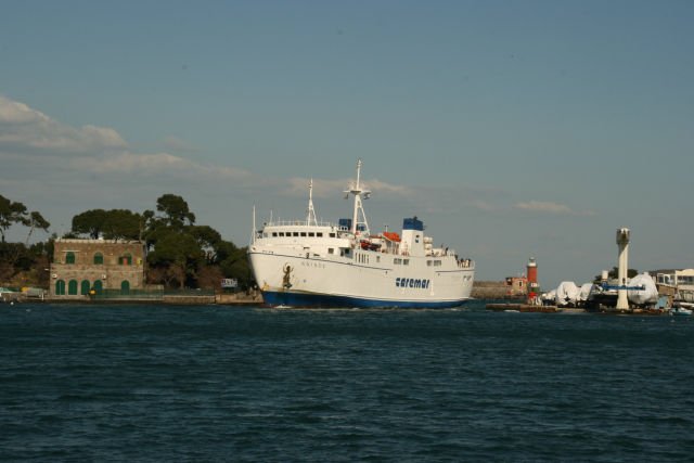 Die F/S  Naiade  luft durch die sehr schmale Hafeneinfahrt in den Hafen von Ischia Porto ein; 09.02.2008