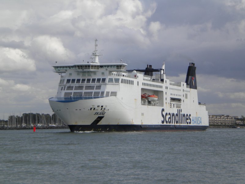 Die  FS Skåne  der Scandlines am 13.08.09 im Warnemünder Seekanal.
Sie befährt die Strecke Rostock - Trelleborg und ist eines der größten Eisenbahnfährschiffe der Welt
