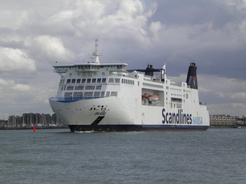 Die  FS Skne  der Scandlines am 13.08.09 im Warnemnder Seekanal.
Sie befhrt die Strecke Rostock - Trelleborg und ist eines der grten Eisenbahnfhrschiffe der Welt