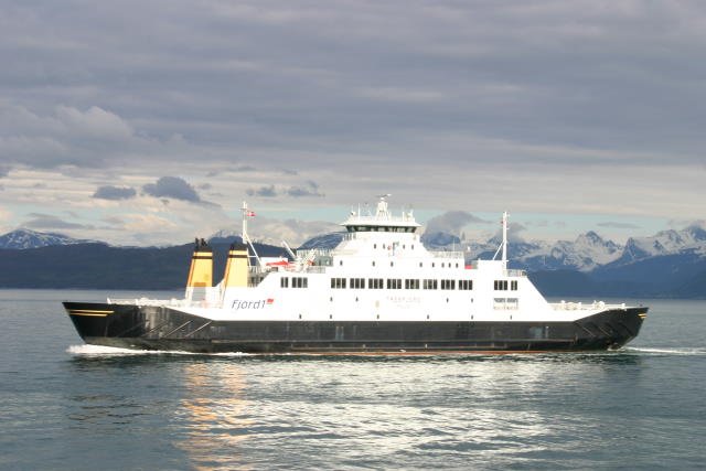 Die F/S  Tresfjord  der neugegrndeten Verkehrsgesellschaft Fjord 1 auf dem Romsdalsfjorden. Das Schiff pendelt auf der Linie Furneset-Molde, der Straenfhrung der E39 ber den Romsdalsfjorden; 11.06.2005