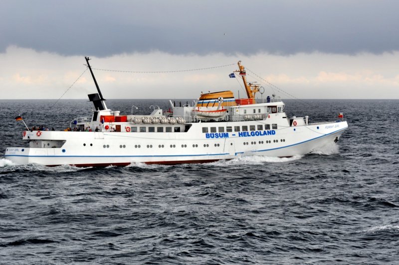 Die  Funny Girl  am 18.07.09 bei Windstrke 5 vor Helgoland. Aufnahme von Bord der MS  Helgoland  mit dem VR 70/300 Tele