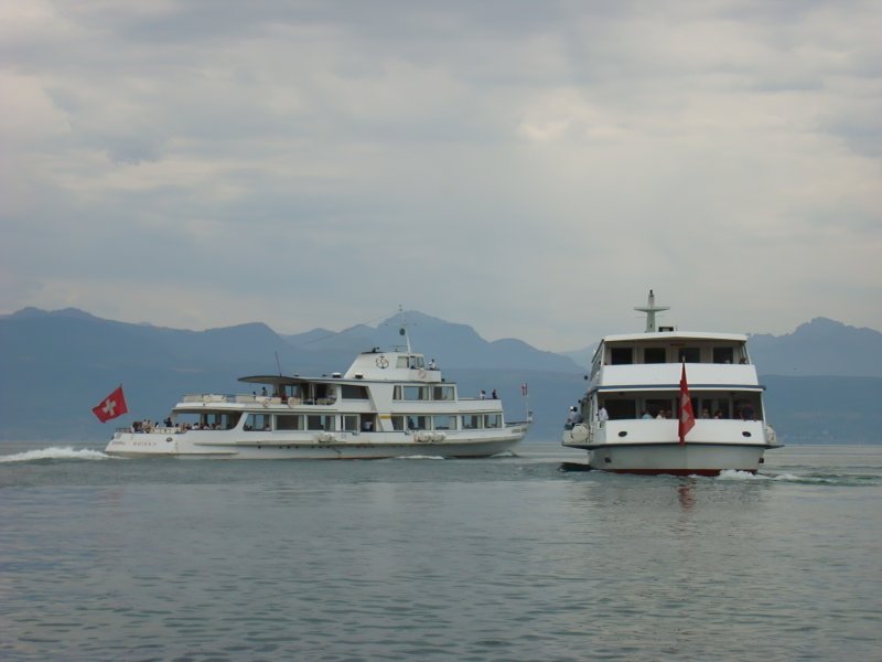 Die  General Guisan  und die  Leman  kommen sich am 1.7.2007 beim Auslaufen aus Lausanne-Ouchy ziemlich nah.