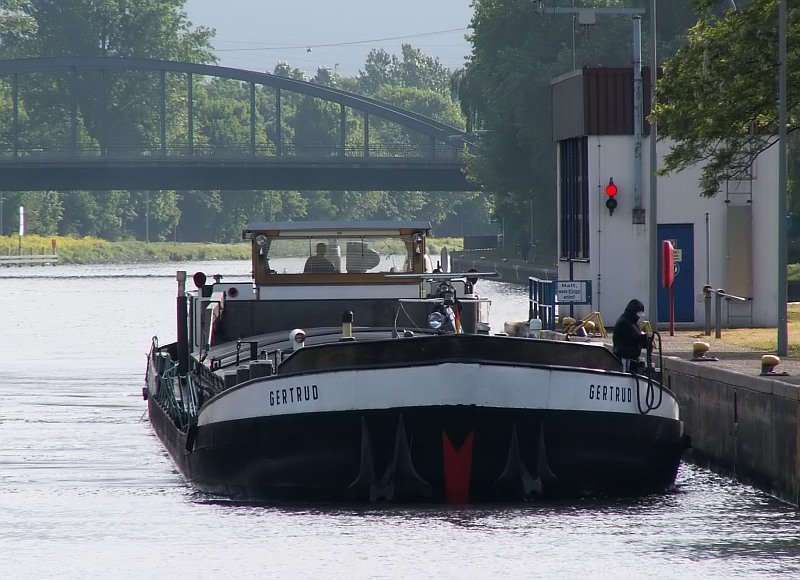 Die  Gertrud  kurz vor dem Festmachen in der Schleusenkammer der Schleuse Oberhausen. Das Foto stammt vom 12.05.2007